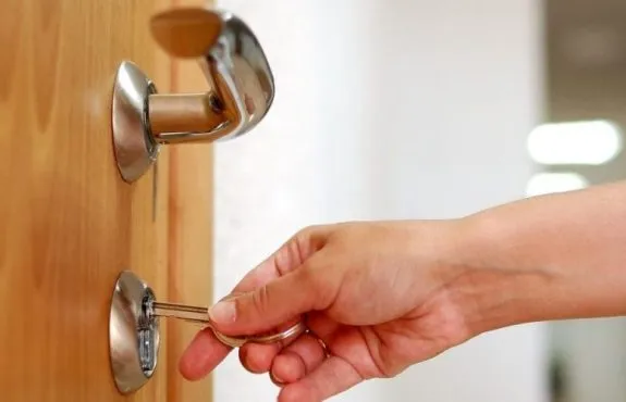 Emergency locksmith service responding to call